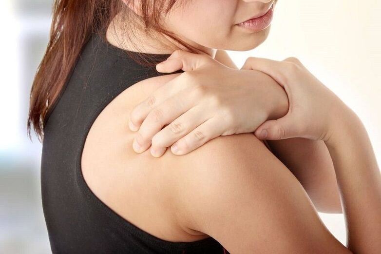 With cervical osteochondrosis, the pain radiates to the shoulder